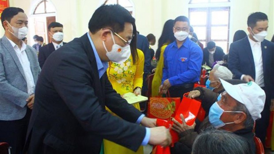 NA Chairman presents Tet gifts to the poor, policy beneficiaries in Nghe An